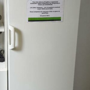 Réfrigérateur de marque Faure modèle RF400. Capacité 387 litres. 185 x 62 x 60 cm. (SS bat A)
