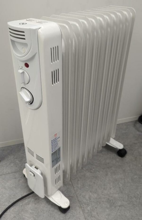 Radiateur bain d'huile sur roulettes de marque King Fisher modèle Cybl20-11, 2500 watts. (RDC bat A réserve)