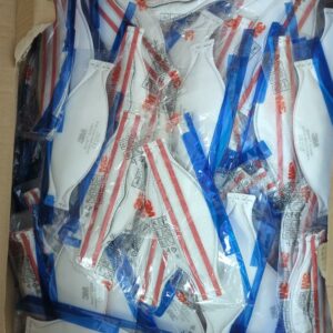 Carton comprenant environ 400 masques FFP3 de marque 3M. Validité : 16 août 2025. (RDC bat A conciergerie +  7 boites de 5 masques Moldex, validité 01/29 salle reserve)