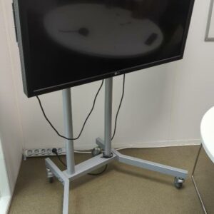 Moniteur 42 pouces de marque LG modèle Flatron M4214CCBA, sur support à roulettes. 8 unités. Vendu à l'unité avec faculté de réunion. (RDC bat A : 7/ SS bat A : 1)
