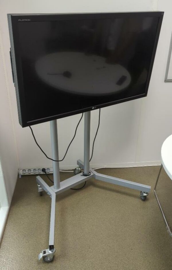 Moniteur 42 pouces de marque LG modèle Flatron M4214CCBA, sur support à roulettes. 8 unités. Vendu à l'unité avec faculté de réunion. (RDC bat A : 7/ SS bat A : 1)