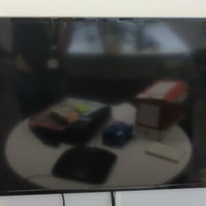 Moniteur 43 pouces de marque Samsung modèle LH43DCJIL, avec attache murale.  (1er bat A bureau 167)