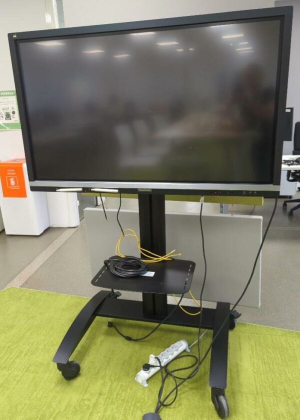 Ecran tactile 55 pouces de marque View Sonic modèle IFP5550, avec support à roulettes. (rdc bat A salle réserve)