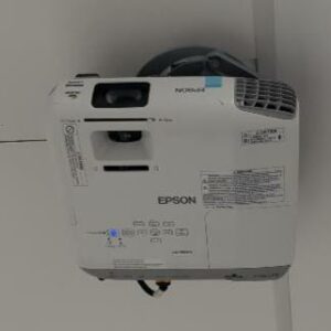 Vidéo projecteur de marque Epson modèle EB-955WH. (RDC bat A salle Visio 267)