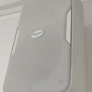 Paire d'enceintes de marque Klipsch. 28 x 17 x 17 cm. (RDC bat A salle Visio 267)