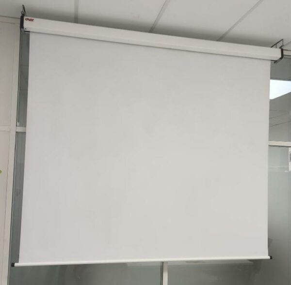Ecran de projection électrique, divers modèles, dont Procolor, Oray. 5 unités. Vendu à l'unité avec faculté de réunion. (RDC bat A réserve, RDC salle Visio , RDC Etaples, 1er salle Chennai)