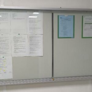 Vitrine murale pour affichage à portes coulissantes. 100 x 201 x 7 cm. 2 unités. Vendu à l'unité avec faculté de réunion. (SS bat A)