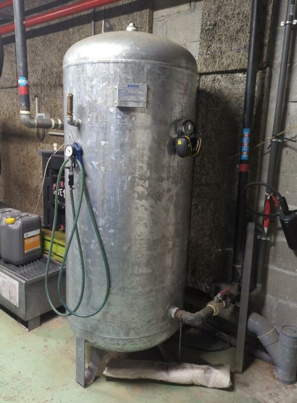 Cuve à air comprimé de marque Cordivari, 900 litres. (SS Bat A, accès porte au pied escalier A, à côté salle 3A)