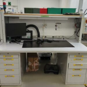 Paillasse d'atelier ou de laboratoire avec rehausse et caissons de marque Tiroclass. 162 x 200 x 100 cm. 23 unités. Vendu à l'unité avec faculté de réunion. (SS bat A)