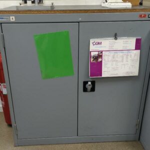 Armoire d'atelier métallique ouvrant à 2 portes de marque Thurmetall. 102 x 100 x 50 cm. 2 unités. Vendu à l'unité avec faculté de réunion. (Bat B)