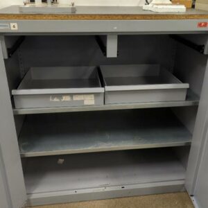 Armoire d'atelier métallique ouvrant à 2 portes de marque Thurmetall. 102 x 100 x 50 cm. 2 unités. Vendu à l'unité avec faculté de réunion. (Bat B) – Image 2