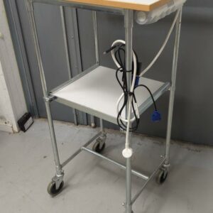 Table à roulettes ou établi mobile à 2 niveaux. 105 x 45 x 60 cm. 6 unités. Vendu à l'unité avec faculté de réunion. (bat B)