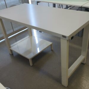 Paillasse simple. 85 x 150 x 75 cm. 3 unités. Vendu à l'unité avec faculté de réunion. (bat B)