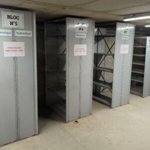 Rayonnage en acier laqué gris comprenant 4 blocs dont 3 blocs : 198 x 93 x 66 cm et 1 bloc : 173 x 93 x 66 cm. (SS bat B)