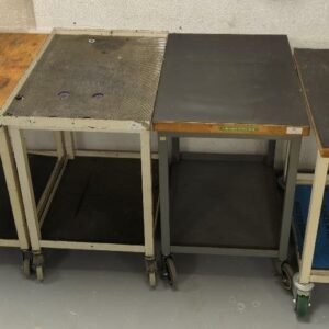 4 dessertes d'atelier sur roulettes, divers modèles. (cellule 17 bat B) – Image 2