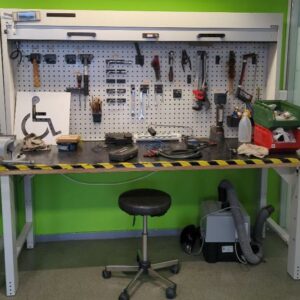 Etabli avec panneau range outils à rideau coulissant (vendu sans les outils). 180 x 200 x 72 cm. (bat B)