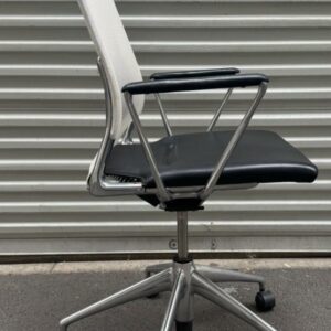 Fauteuil de bureau pivotant ajustable design Alberto Meda modèle Meda Chair édition Vitra, structure en aluminium, assise et dessus d'accoudoirs en cuir noir, dossier en résille blanche, piètement en étoile à 5 branches sur roulettes. 110 x 62 x 58 cm. 2 unités. Vendu à l'unité avec faculté de réunion. Lot exonéré de TVA. Localisation : 10 rue du Ballon - 93160 Noisy-Le-Grand – Image 2