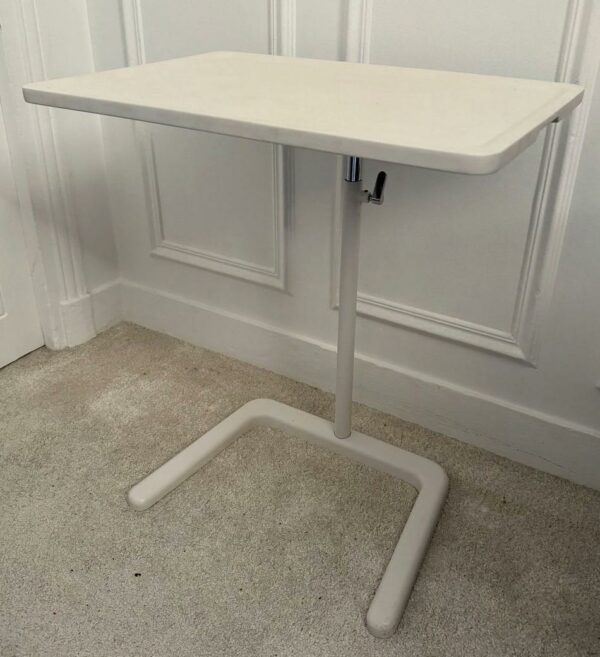 Table d'appoint ajustable en hauteur design Jasper Morrison modèle Nestable édition Vitra, plateau inclinable en plastique blanc, piètement en aluminium. 50 x 77 x 35 cm. 10 unités. Vendu à l'unité avec faculté de réunion. Lot exonéré de TVA. Localisation : 10 rue du Ballon - 93160 Noisy-Le-Grand