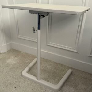 Table d'appoint ajustable en hauteur design Jasper Morrison modèle Nestable édition Vitra, plateau inclinable en plastique blanc, piètement en aluminium. 50 x 77 x 35 cm. 10 unités. Vendu à l'unité avec faculté de réunion. Lot exonéré de TVA. Localisation : 10 rue du Ballon - 93160 Noisy-Le-Grand – Image 2