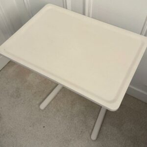Table d'appoint ajustable en hauteur design Jasper Morrison modèle Nestable édition Vitra, plateau inclinable en plastique blanc, piètement en aluminium. 50 x 77 x 35 cm. 10 unités. Vendu à l'unité avec faculté de réunion. Lot exonéré de TVA. Localisation : 10 rue du Ballon - 93160 Noisy-Le-Grand – Image 4
