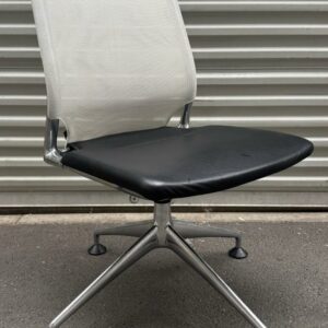 Chaise pivotante design Alberto Meda modèle Meda Chair édition Vitra, structure en aluminium, assise en cuir noir, dossier en résille blanche, piètement en étoile à 4 branches sur patins. 92 x 50 x 58 cm. 5 unités. Vendu à l'unité avec faculté de réunion. Lot exonéré de TVA. Localisation : 10 rue du Ballon - 93160 Noisy-Le-Grand