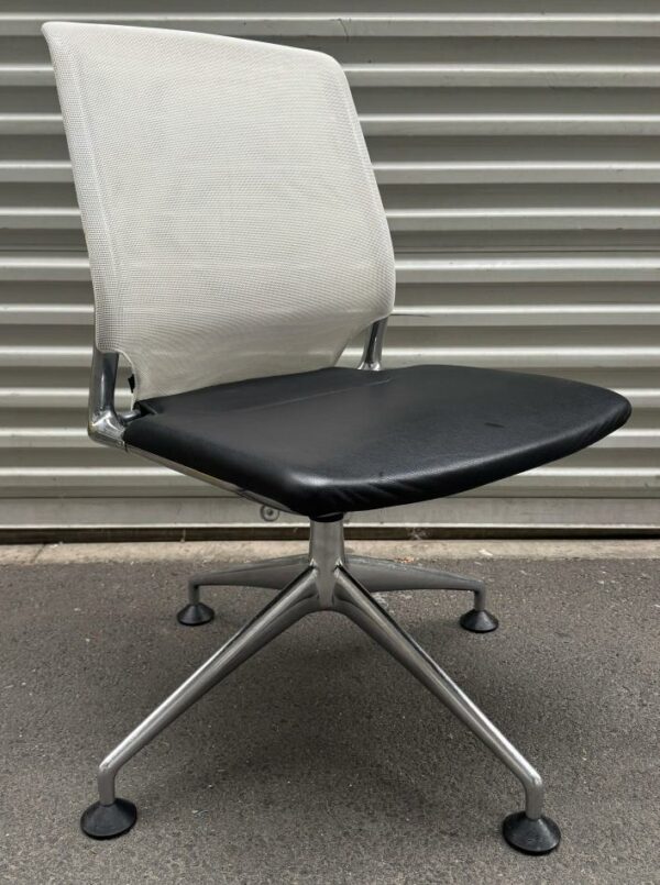 Chaise pivotante design Alberto Meda modèle Meda Chair édition Vitra, structure en aluminium, assise en cuir noir, dossier en résille blanche, piètement en étoile à 4 branches sur patins. 92 x 50 x 58 cm. 5 unités. Vendu à l'unité avec faculté de réunion. Lot exonéré de TVA. Localisation : 10 rue du Ballon - 93160 Noisy-Le-Grand
