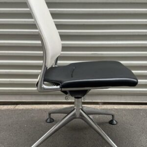 Chaise pivotante design Alberto Meda modèle Meda Chair édition Vitra, structure en aluminium, assise en cuir noir, dossier en résille blanche, piètement en étoile à 4 branches sur patins. 92 x 50 x 58 cm. 5 unités. Vendu à l'unité avec faculté de réunion. Lot exonéré de TVA. Localisation : 10 rue du Ballon - 93160 Noisy-Le-Grand – Image 2