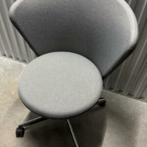 Fauteuil pivotant ajustable design Pearson Lloyd modèle Bay Chair édition Bene recouvert de tissu gris, piètement en étoile à 4 branches en aluminium sur roulettes. 93 x 66 x 72 cm. 6 unités. Vendu à l'unité avec faculté de réunion. Lot exonéré de TVA. Localisation : 10 rue du Ballon - 93160 Noisy-Le-Grand – Image 2