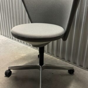 Fauteuil pivotant ajustable design Pearson Lloyd modèle Bay Chair édition Bene recouvert de tissu gris, piètement en étoile à 4 branches en aluminium sur roulettes. 93 x 66 x 72 cm. 6 unités. Vendu à l'unité avec faculté de réunion. Lot exonéré de TVA. Localisation : 10 rue du Ballon - 93160 Noisy-Le-Grand