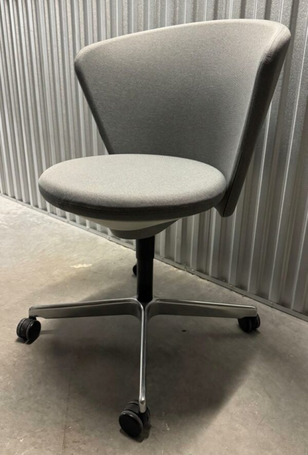 Fauteuil pivotant ajustable design Pearson Lloyd modèle Bay Chair édition Bene recouvert de tissu gris, piètement en étoile à 4 branches en aluminium sur roulettes. 93 x 66 x 72 cm. 6 unités. Vendu à l'unité avec faculté de réunion. Lot exonéré de TVA. Localisation : 10 rue du Ballon - 93160 Noisy-Le-Grand