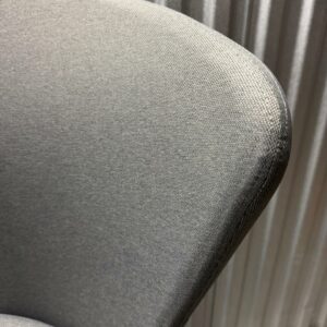 Fauteuil pivotant ajustable design Pearson Lloyd modèle Bay Chair édition Bene recouvert de tissu gris, piètement en étoile à 4 branches en aluminium sur roulettes. 93 x 66 x 72 cm. 6 unités. Vendu à l'unité avec faculté de réunion. Lot exonéré de TVA. Localisation : 10 rue du Ballon - 93160 Noisy-Le-Grand – Image 3