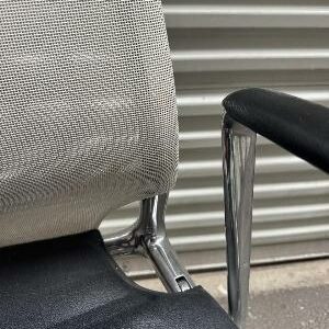 Fauteuil de bureau pivotant ajustable design Alberto Meda modèle Meda Chair édition Vitra, structure en aluminium, assise et dessus d'accoudoirs en cuir noir, dossier en résille blanche, piètement en étoile à 5 branches sur roulettes. 110 x 62 x 58 cm. 2 unités. Vendu à l'unité avec faculté de réunion. Lot exonéré de TVA. Localisation : 10 rue du Ballon - 93160 Noisy-Le-Grand – Image 4