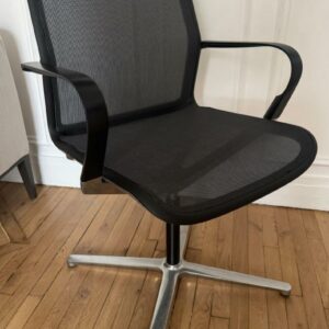 Fauteuil pivotant design Eoos modèle Filo Chair édition Bene, structure en aluminium, garniture en résille et plastique noir, piètement en étoile à 4 branches sur patins. 6 unités. Vendu à l'unité avec faculté de réunion. Lot exonéré de TVA. Localisaton : 10 rue du Ballon - 93160 Noisy-Le-Grand