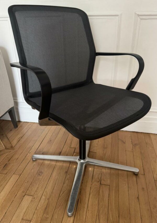 Fauteuil pivotant design Eoos modèle Filo Chair édition Bene, structure en aluminium, garniture en résille et plastique noir, piètement en étoile à 4 branches sur patins. 6 unités. Vendu à l'unité avec faculté de réunion. Lot exonéré de TVA. Localisaton : 10 rue du Ballon - 93160 Noisy-Le-Grand