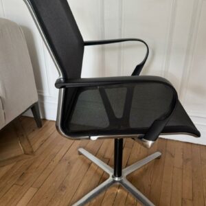 Fauteuil pivotant design Eoos modèle Filo Chair édition Bene, structure en aluminium, garniture en résille et plastique noir, piètement en étoile à 4 branches sur patins. 6 unités. Vendu à l'unité avec faculté de réunion. Lot exonéré de TVA. Localisaton : 10 rue du Ballon - 93160 Noisy-Le-Grand – Image 2