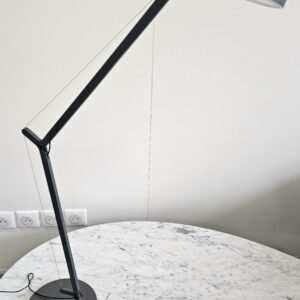 Lampe de table articulée design Naoto Fukasawa modèle Demetra édition Artémide finition gris anthracite mat. 3 unités. Vendu à l'unité avec faculté de réunion. Localisation : 10 rue du Ballon - 93160 Noisy-le-Grand