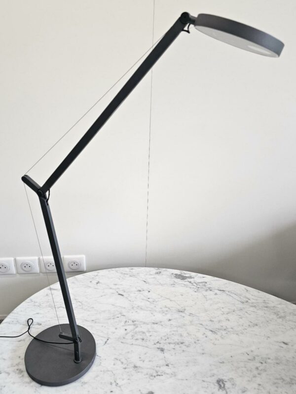 Lampe de table articulée design Naoto Fukasawa modèle Demetra édition Artémide finition gris anthracite mat. 3 unités. Vendu à l'unité avec faculté de réunion. Localisation : 10 rue du Ballon - 93160 Noisy-le-Grand