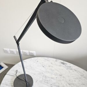 Lampe de table articulée design Naoto Fukasawa modèle Demetra édition Artémide finition gris anthracite mat. 3 unités. Vendu à l'unité avec faculté de réunion. Localisation : 10 rue du Ballon - 93160 Noisy-le-Grand – Image 2