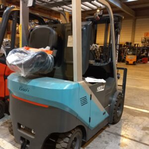 Chariot élévateur électrique neuf de marque Baoli modèle KBE 20N . 2 000 kg. Hauteur de levée: Mat Triplex de 4700 mm. Options: 4 fonctions, toit de protection, batterie latérale 48 V/600 AH + RC prise REMA 320A. Batterie neuve. Chargeur de batterie neuf. B16091L01157