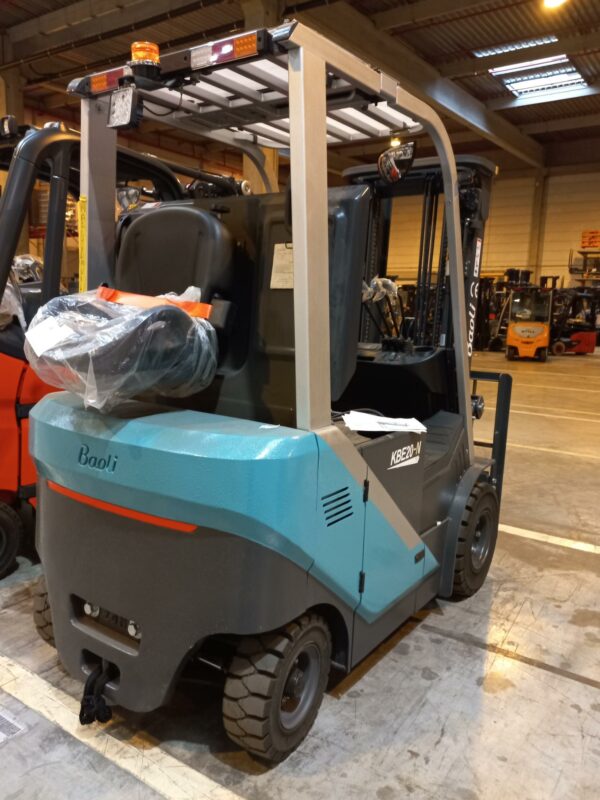 Chariot élévateur électrique neuf de marque Baoli modèle KBE 20N . 2 000 kg. Hauteur de levée: Mat Triplex de 4700 mm. Options: 4 fonctions, toit de protection, batterie latérale 48 V/600 AH + RC prise REMA 320A. Batterie neuve. Chargeur de batterie neuf. B16091L01157