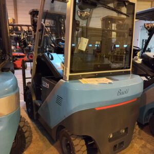 Chariot élévateur électrique neuf de marque Baoli modèle KBE 20N . 2 000 kg. Hauteur de levée: Mat Triplex de 4700 mm. Options: 4 fonctions, pare-brise avant et arrière, batterie verticale 48 V/600 AH. Batterie neuve. Vendu sans chargeur. B16091L01161 – Image 2