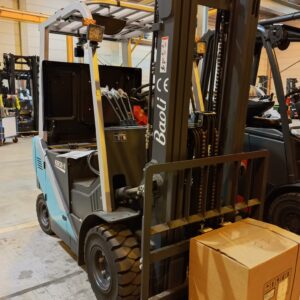 Chariot élévateur électrique neuf de marque Baoli modèle KBE 20N . 2 000 kg. Hauteur de levée: Mat Triplex de 4700 mm. Options: 4 fonctions, toit macrolon, batterie latérale 48 V/600 AH + RC prise REMA 320A. Batterie neuve. Vendu sans chargeur. B16091L01154
