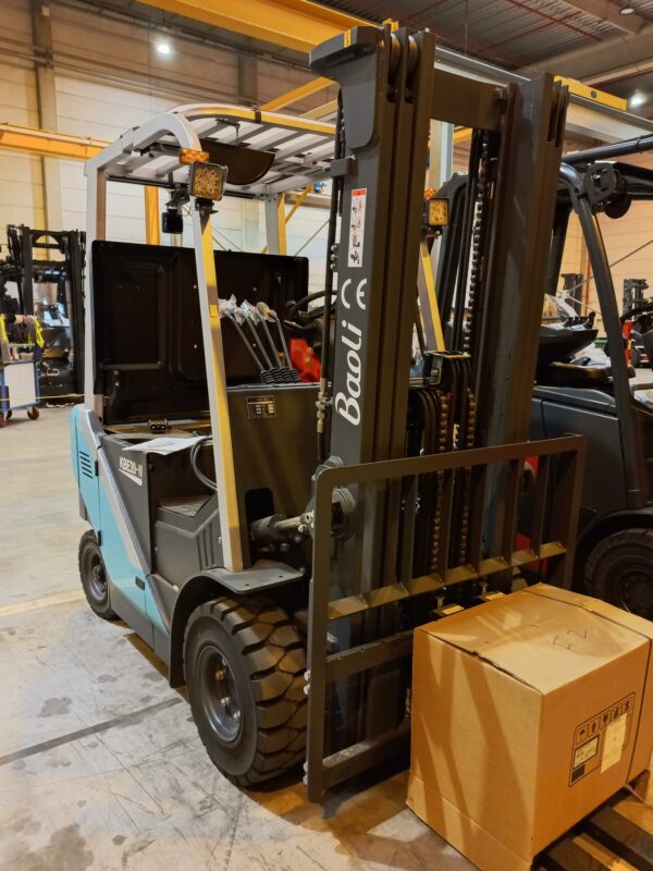 Chariot élévateur électrique neuf de marque Baoli modèle KBE 20N . 2 000 kg. Hauteur de levée: Mat Triplex de 4700 mm. Options: 4 fonctions, toit macrolon, batterie latérale 48 V/600 AH + RC prise REMA 320A. Batterie neuve. Vendu sans chargeur. B16091L01154