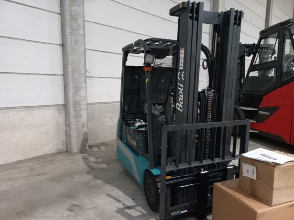 Chariot élévateur électrique neuf de marque Baoli modèle KBET 15 . 1 500 kg. Hauteur de levée: Mat Triplex de 4700 mm. Options: 4 fonctions, toit de protection, batterie latérale 48 V/600 AH + RC. Batterie neuve. Vendu sans chargeur. B16089M00187