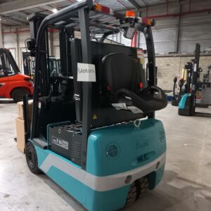 Chariot élévateur électrique neuf de marque Baoli modèle KBET 15 . 1 500 kg. Hauteur de levée: Mat Triplex de 4700 mm. Options: 4 fonctions, toit de protection, batterie latérale 48 V/600 AH + RC. Batterie neuve. Vendu sans chargeur. B16089M00187 – Image 2