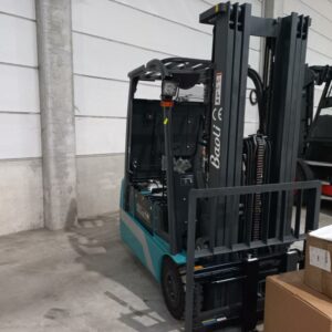 Chariot élévateur électrique neuf de marque Baoli modèle KBET 15 . 1 500 kg. Hauteur de levée: Mat Triplex de 4700 mm. Options: 4 fonctions, toit de protection, batterie latérale 48 V/600 AH + RC. Batterie neuve. Vendu sans chargeur. B16089M00188