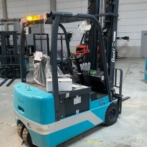 Chariot élévateur électrique neuf de marque Baoli modèle KBET20 . 2 000 kg. Hauteur de levée: Mat Triplex de 5500 mm. Options: 4 fonctions, toit de protection, prise REMA 320A. Batterie neuve. Chargeur de batterie neuf. B16089M00082 – Image 2