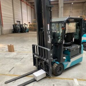 Chariot élévateur électrique neuf de marque Baoli modèle KBET20 . 2 000 kg. Hauteur de levée: Mat Triplex de 6000 mm. Options: 4 fonctions, Pare-brise avant et arrière, prise REMA 320A. Batterie neuve. Chargeur de batterie neuf. B16089M00148