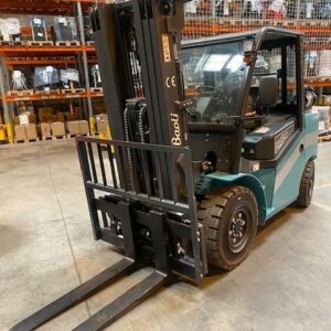 Chariot élévateur diesel neuf de marque Baoli modèle KBD50S . 5 000 kg. Hauteur de levée: Mat Triplex de 4700 mm. Options: 4 fonctions, pare-brise avant et arrière. C16012M50050