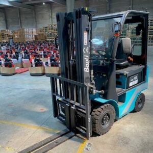Chariot élévateur électrique neuf de marque Baoli modèle KBE18+. 1 800 kg. Hauteur de levée: Mat Triplex de 4700 mm. Options: 4 fonctions, TPare-brise avant et arrière, prise REMA 320A. Batterie 48V/480 AH neuve. Chargeur de batterie neuf. B16090L00062.